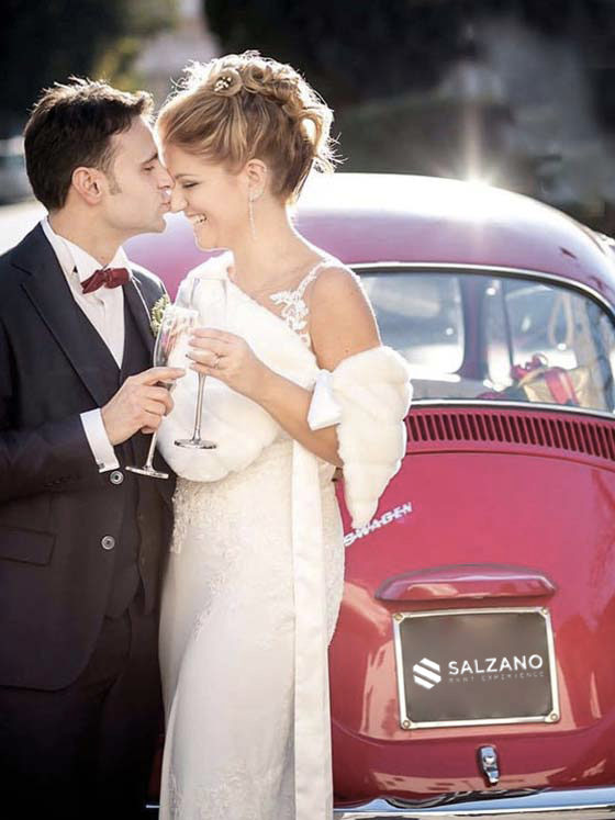 wedding car rental maggiolino rosso con brindisi sposi